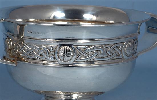 A George V Arts & Crafts silver rose bowl, Dia to handles 258mm, weight 17.5oz/545grms